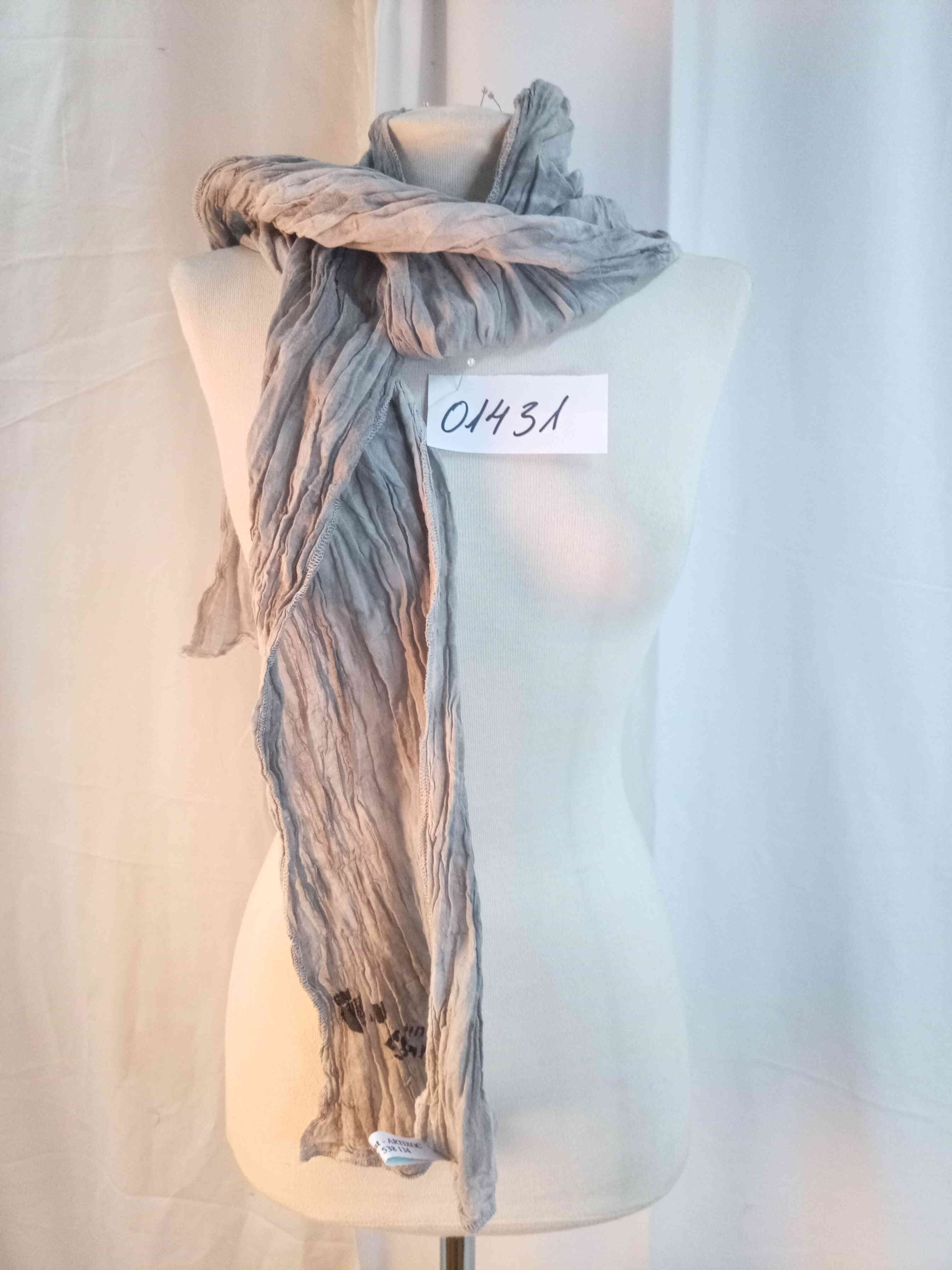 mocador de coll gris tenyit a mà