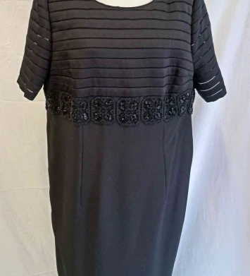 Vestit negre amb pedreria