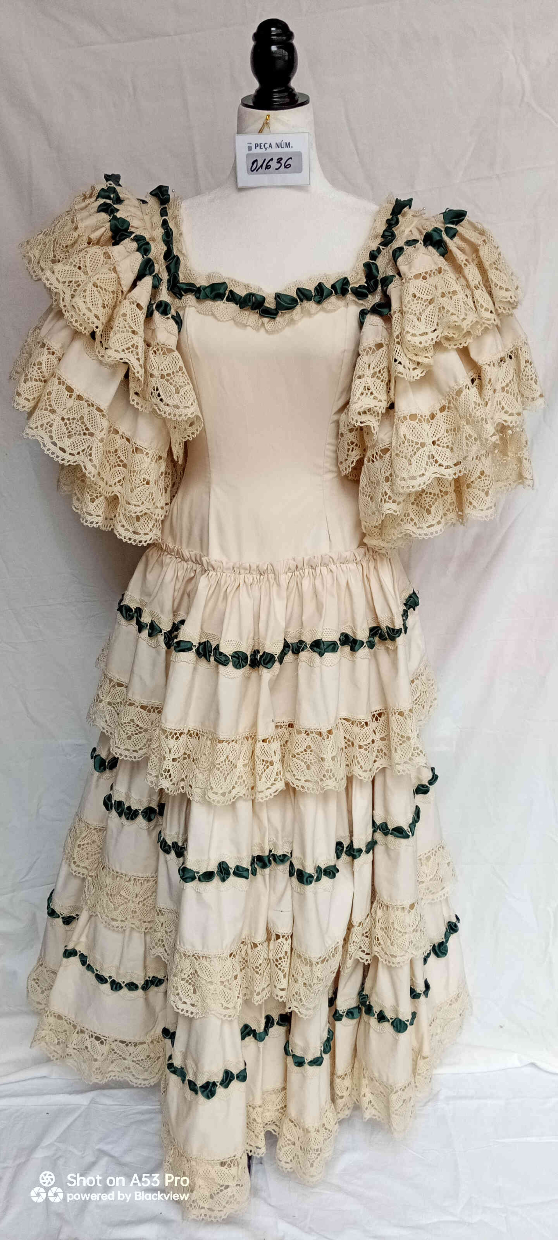 vestit colonial amb puntes blanc