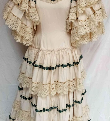 vestit colonial amb puntes blanc