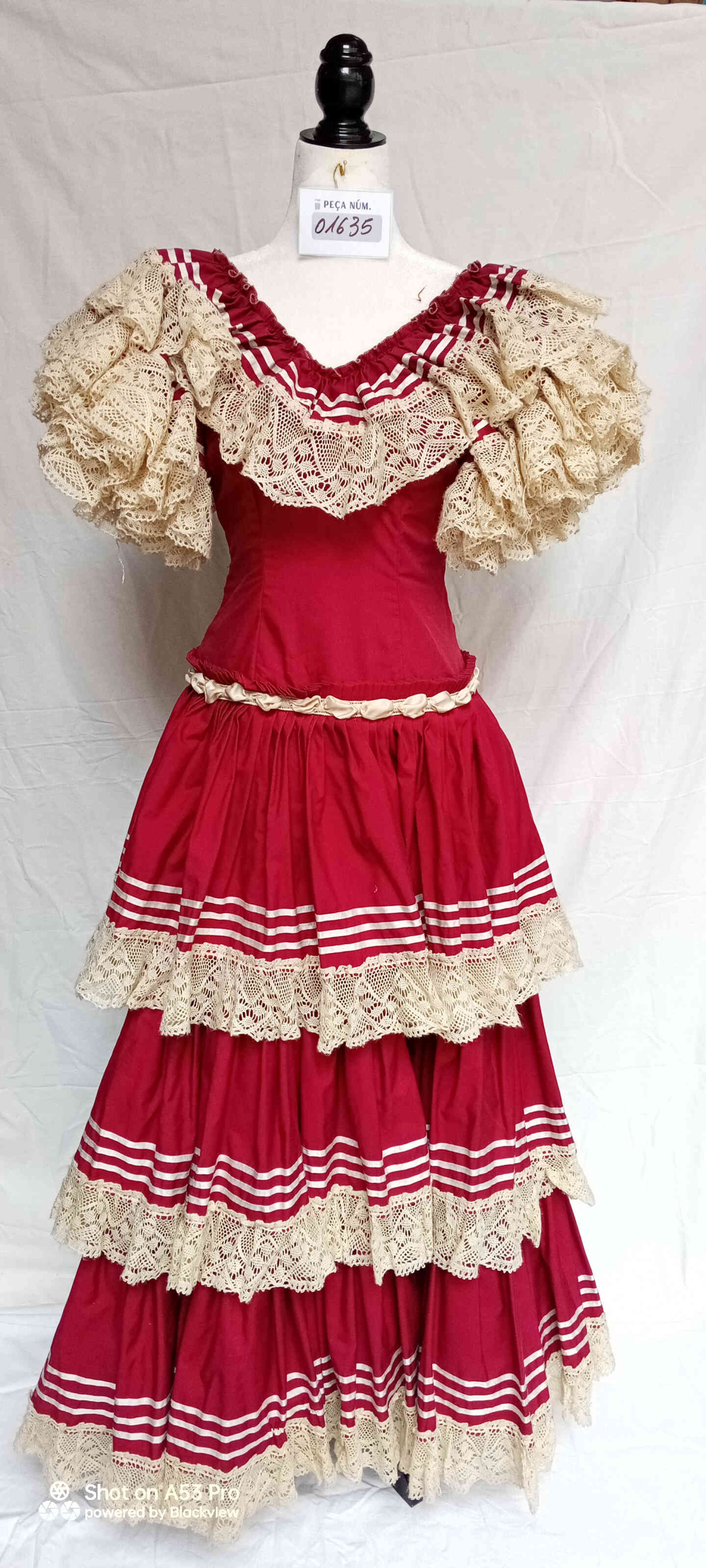 vestit colonial amb puntes color vi