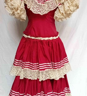 vestit colonial amb puntes color vi