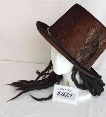 Barret de copa marro amb cabells