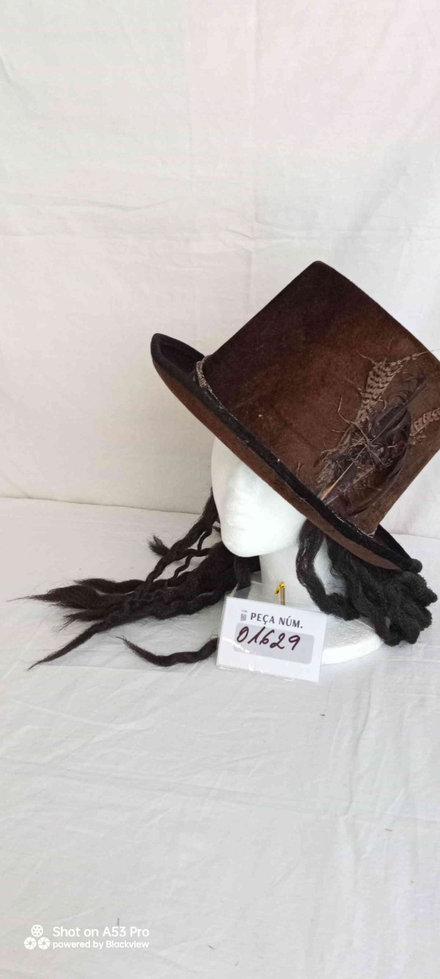Barret de copa marro amb cabells